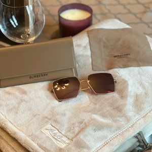 These authentic Burberry glasses are classic! Good condition!